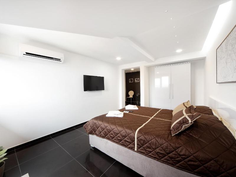 Deluxe Double Room (2 Adults + 1 Child) image 1