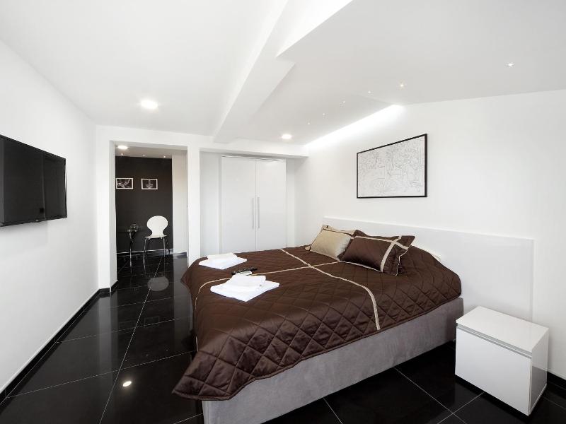 Deluxe Double Room (2 Adults + 1 Child) image 3