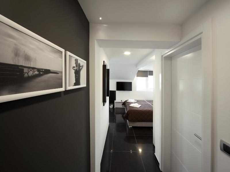 Deluxe Double Room (2 Adults + 1 Child) image 4