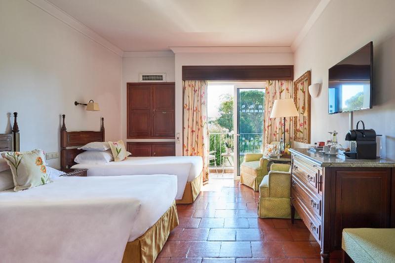 Deluxe Double or Twin Room with Golf View image 1