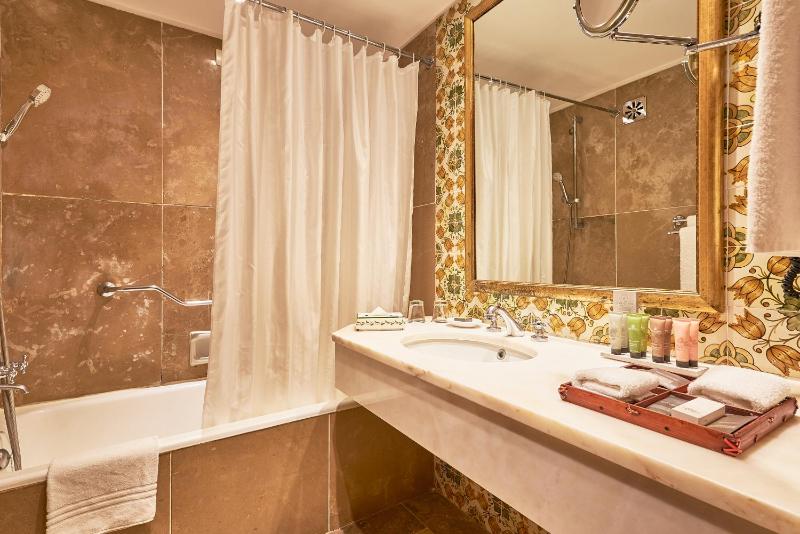 Classic Double or Twin Room with Land View image 2