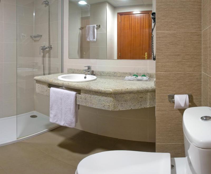 Double or Twin Room with Balcony (2 Adults + 2 Children) image 3