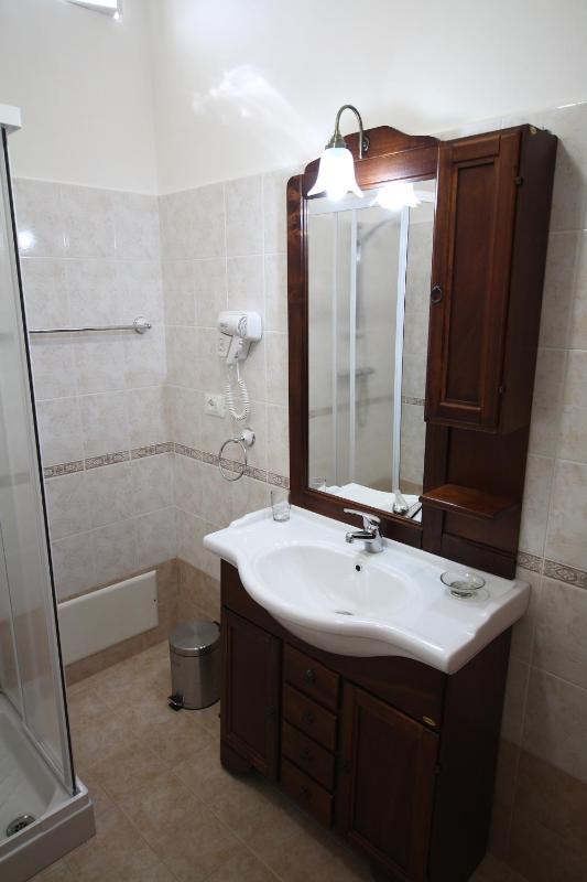 Large Double Room image 3