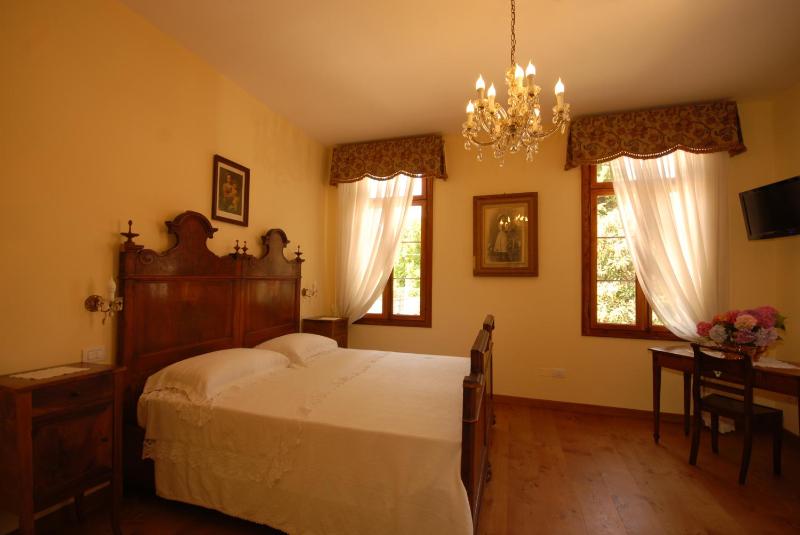 Double Room image 4
