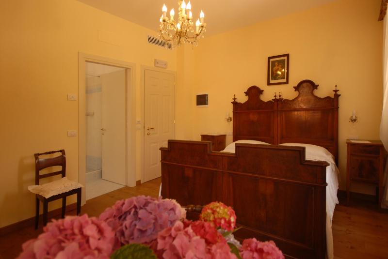 Double Room image 3