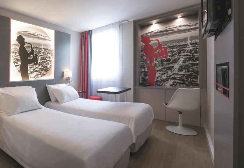Standard Twin Room image 2