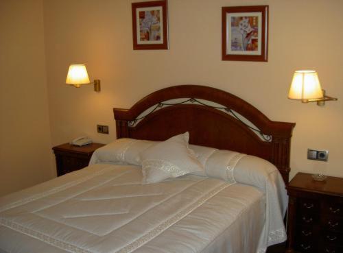 Double Room with Spa Bath image 2