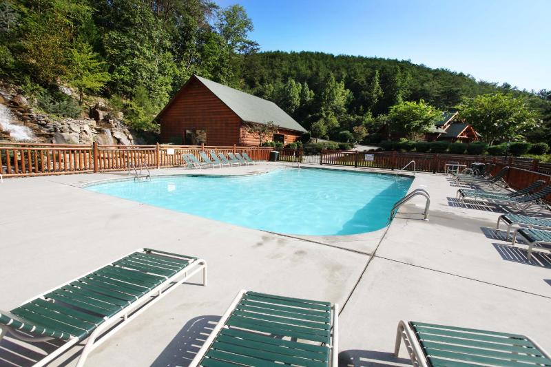 Luxurious Log Cabin Nestled in the Great Smoky Mountains - image 20