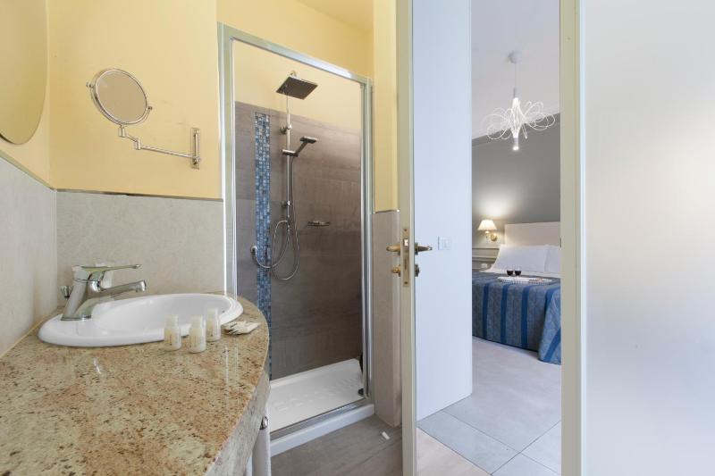 Superior Triple Room image 4