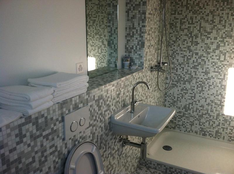 Twin Room image 2