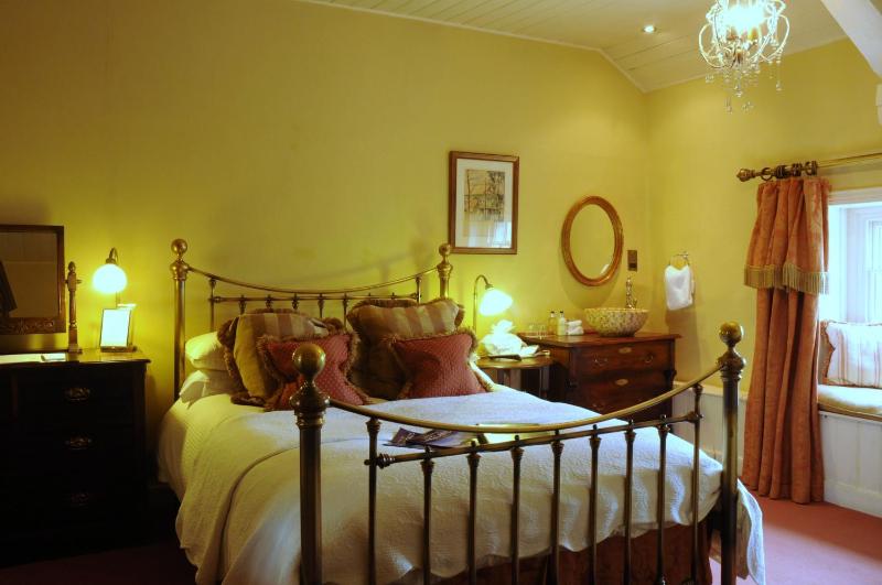 Classic Double Room image 3