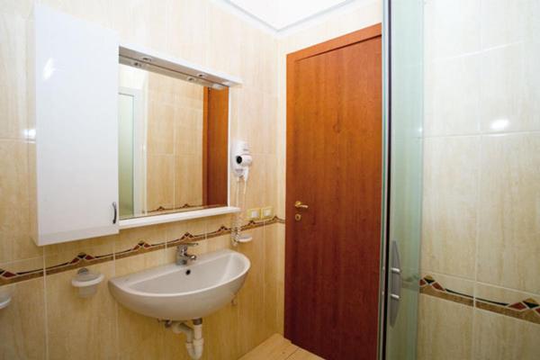 Two-Bedroom Apartment - Split Level image 2