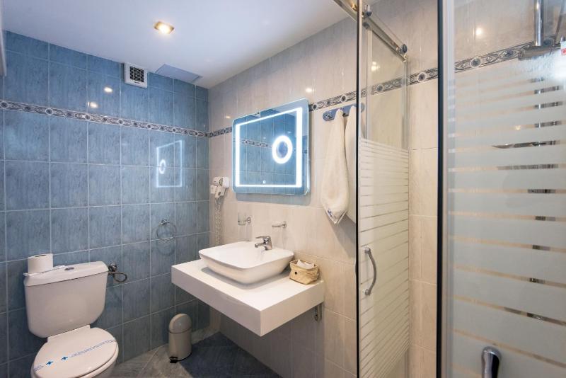 Twin Room image 3