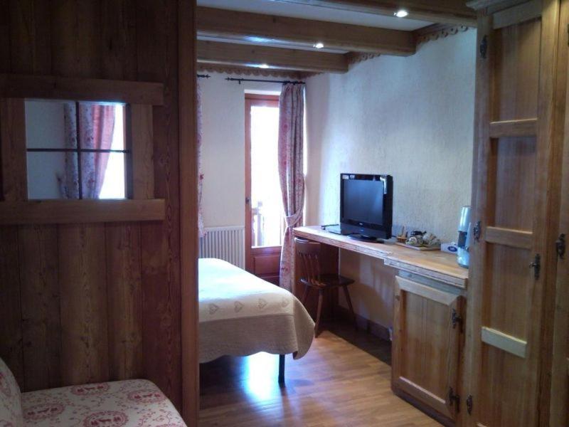 Standard Triple Room image 2