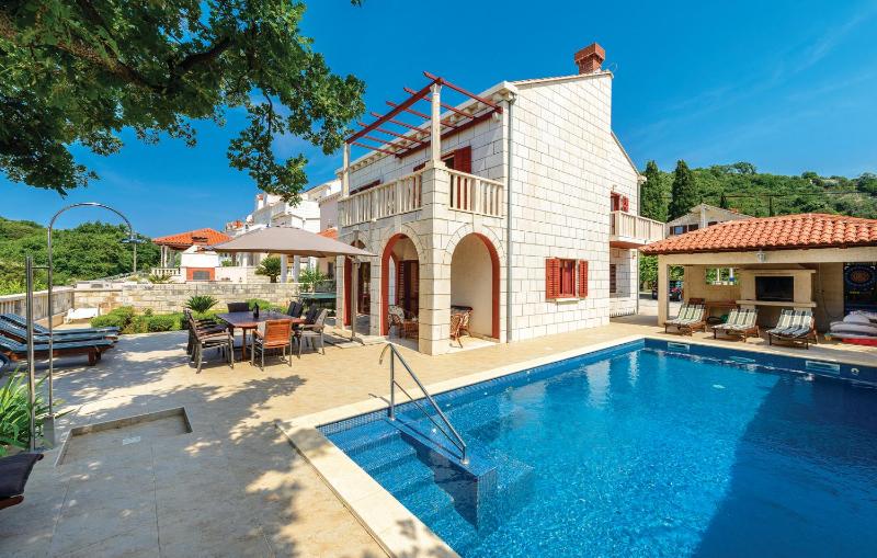 Villa Anka - Five-Bedroom Villa with Terrace and Swimming Pool - image 12