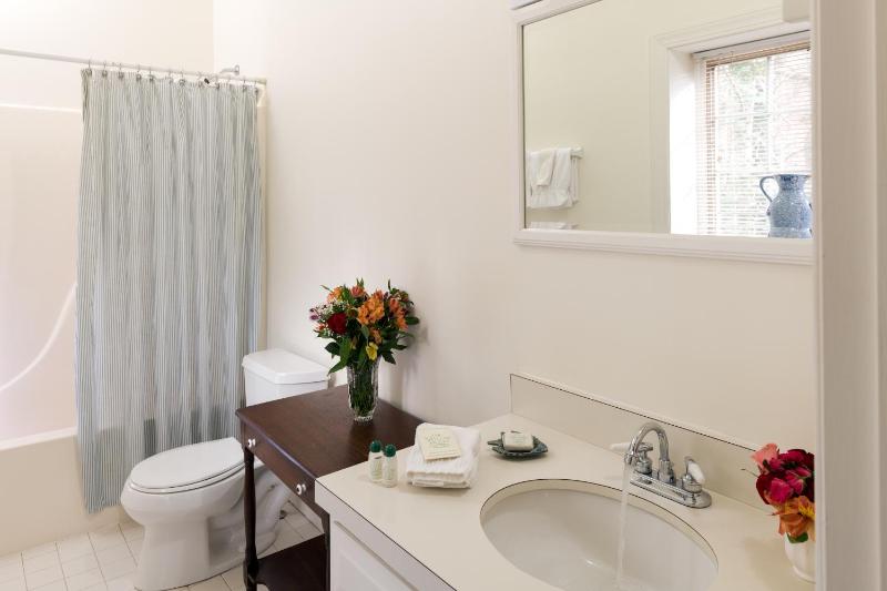Queen Room with Balcony image 4