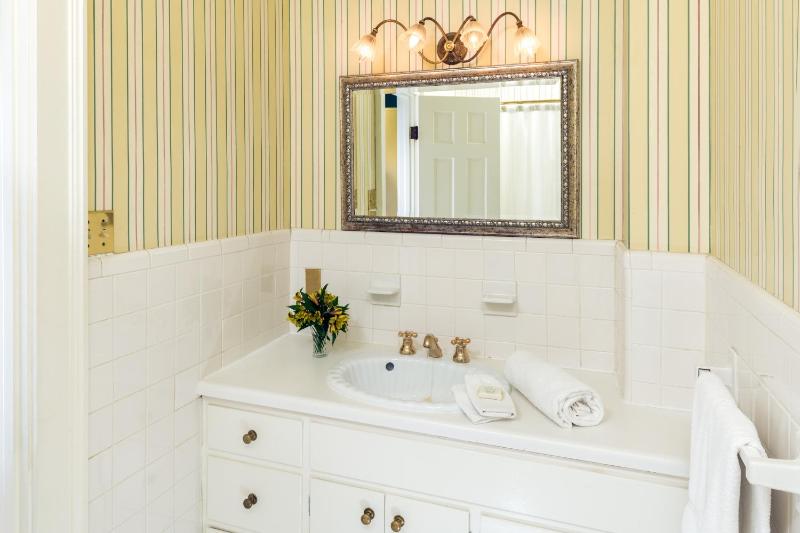 Queen Room image 2
