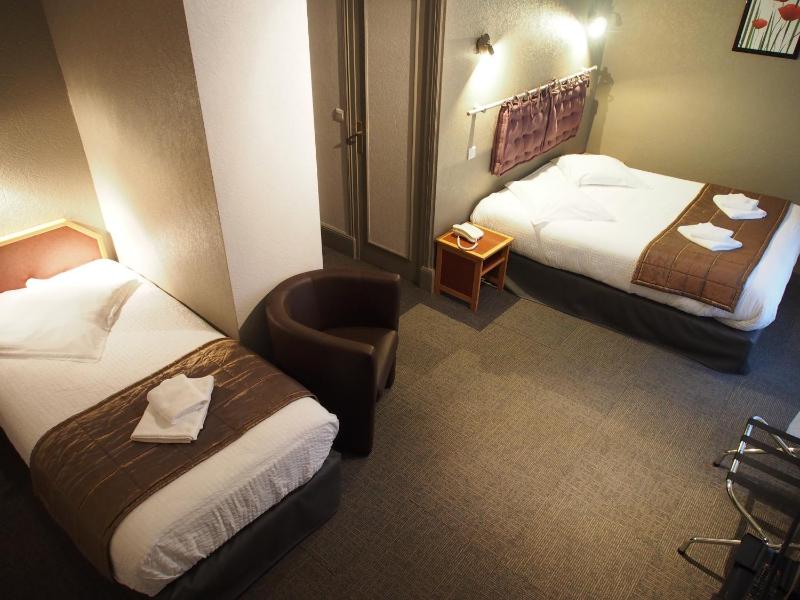 Standard Triple Room image 2