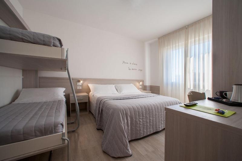 Quadruple Room with Balcony image 4