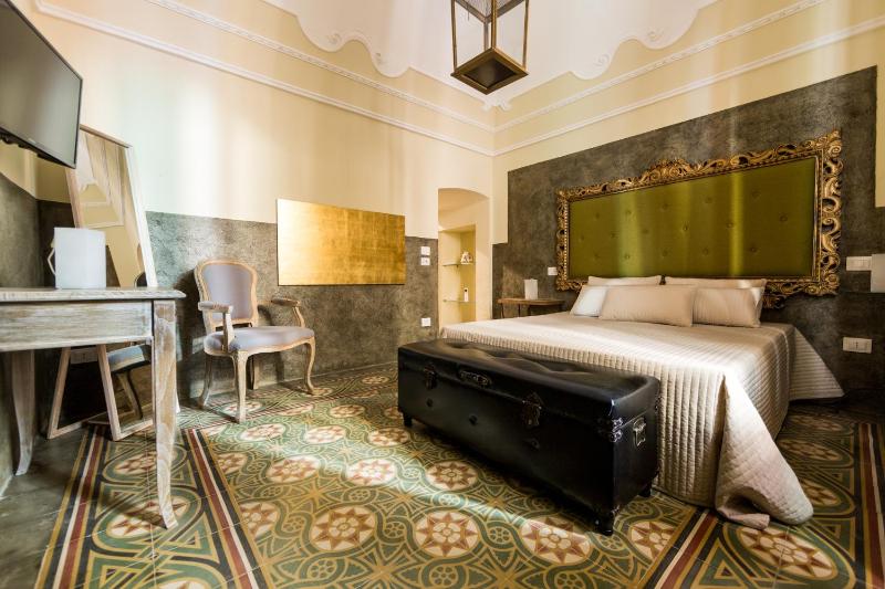 Deluxe King Room image 1