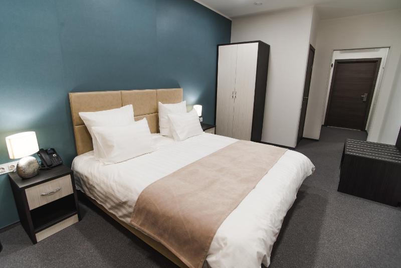 Deluxe Queen Room image 3