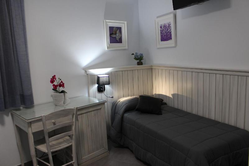 Twin Room image 3