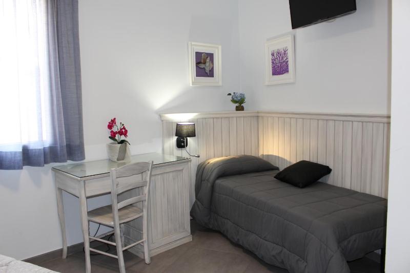 Twin Room image 2