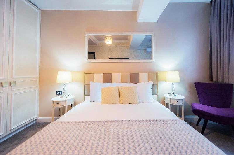 Standard Queen Room image 1