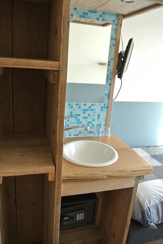Small Single Room with Shared Bathroom image 3