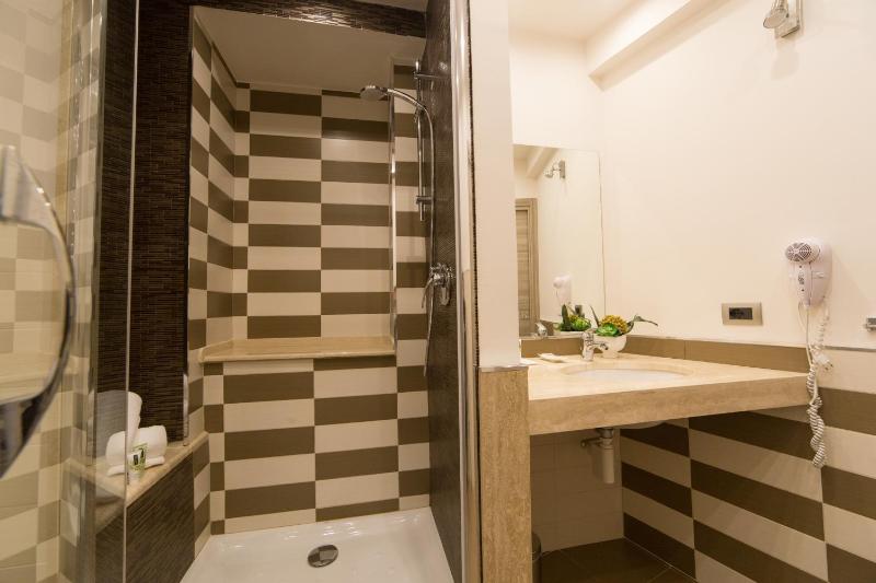Double Room with Balcony image 4