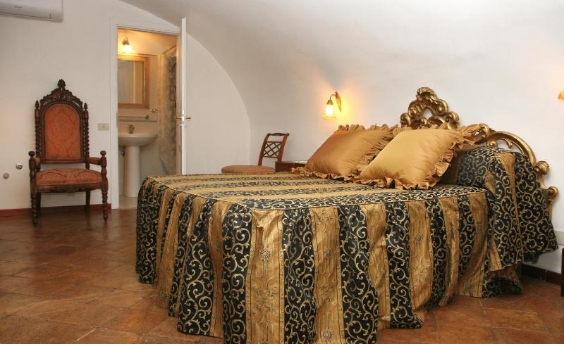 Deluxe Double Room image 3
