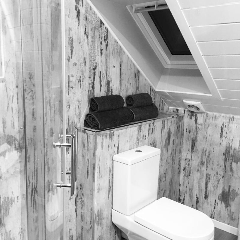 Large Double Room with Ensuite Bathroom image 4