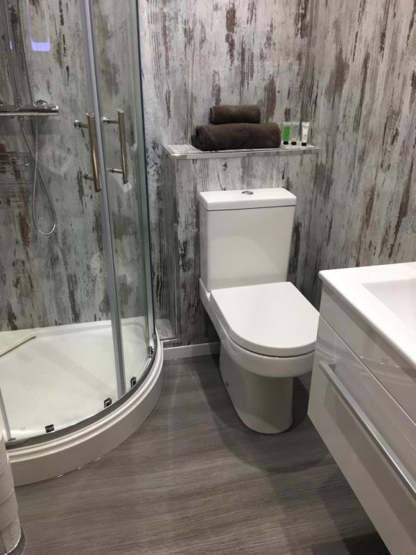 Twin Room with Ensuite Bathroom image 3