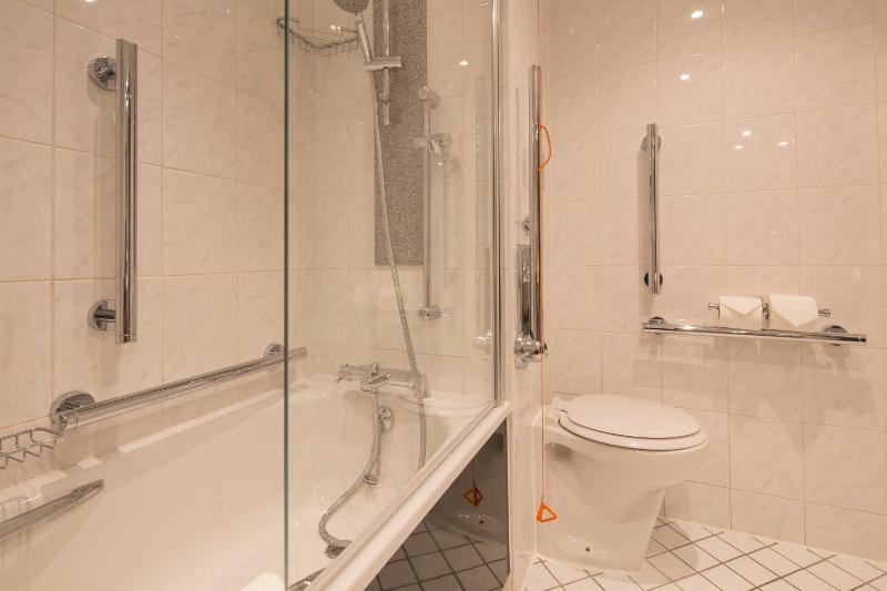 Standard Twin Room - Disability Access image 4