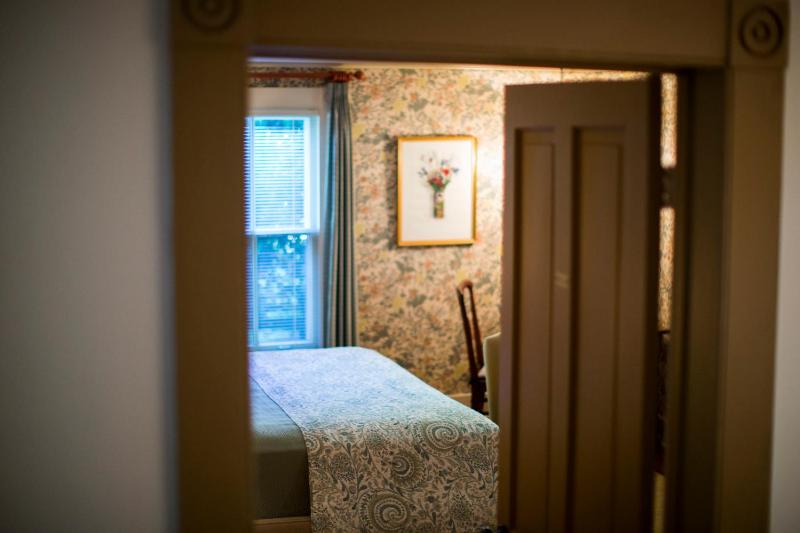 King Room with Garden View image 1