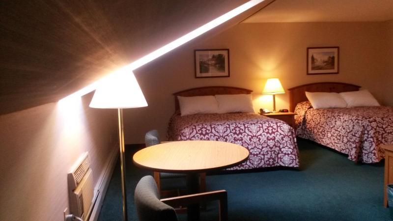 Skylight Inn Room with 2 Queen Beds- No Pets image 3