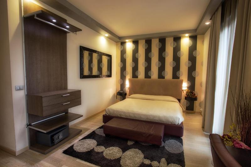 Superior Double Room with Balcony image 4