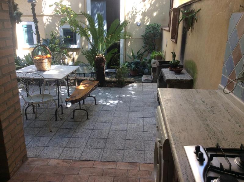 Villino with Garden - image 2