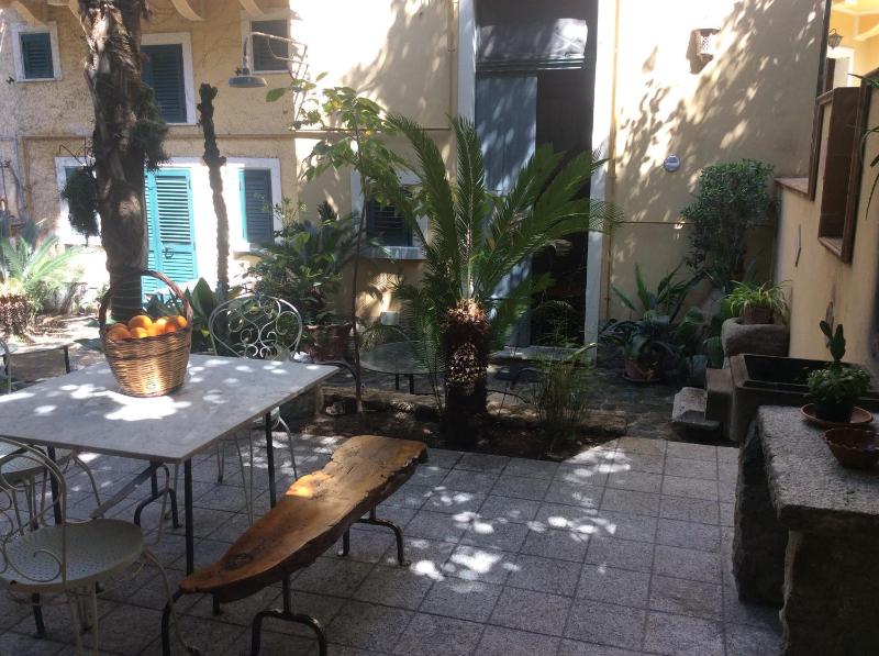 Villino with Garden - image 15