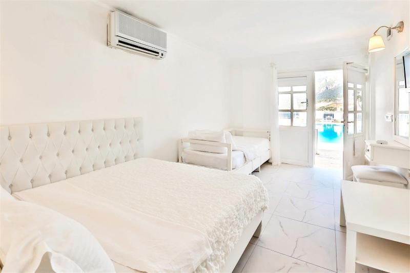 Standard Triple Room with Sea View image 1