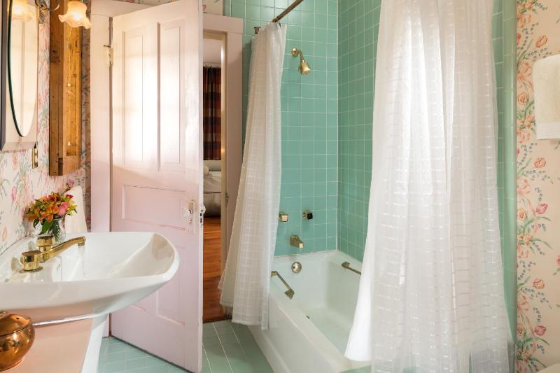 Double Room with Shared Bathroom image 4