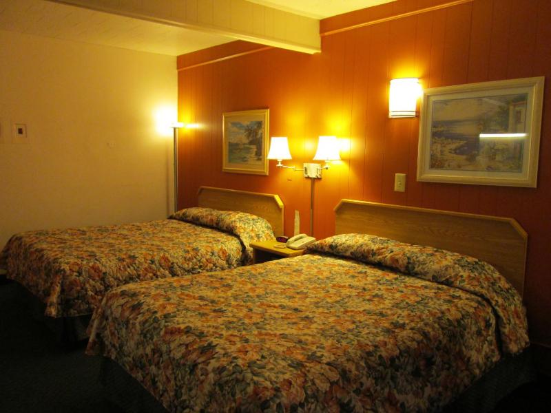 Queen Room with Two Queen Beds image 3