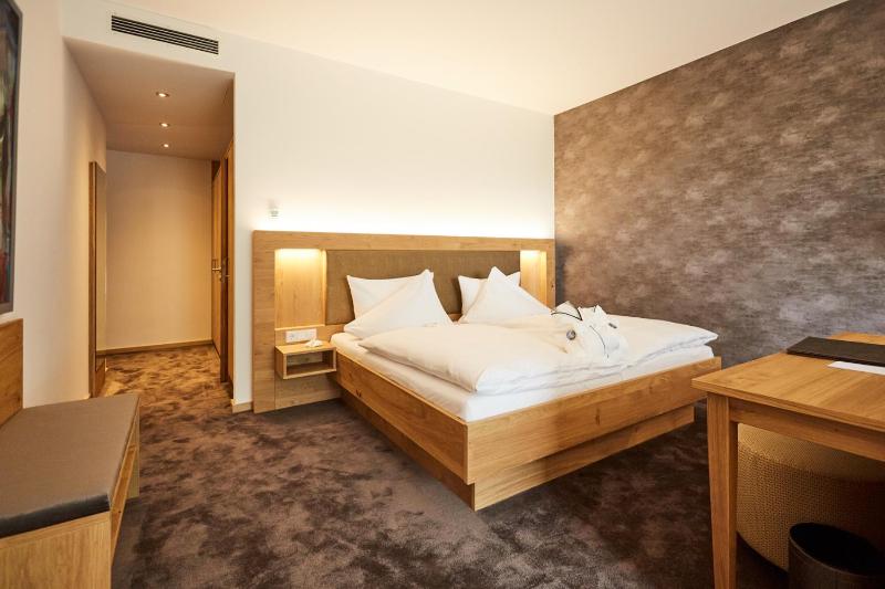 Superior Double Room with Balcony image 3