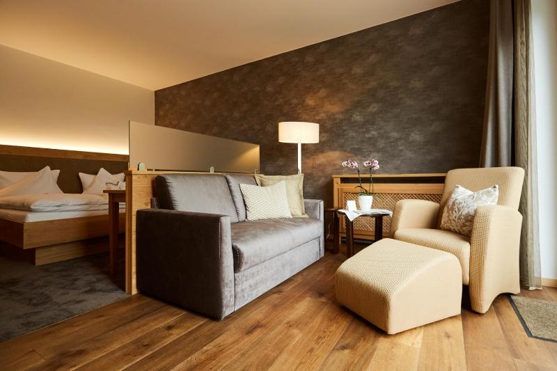 Superior Double Room with Balcony image 4