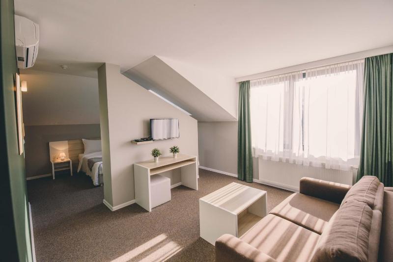 Quadruple Room with River View image 3