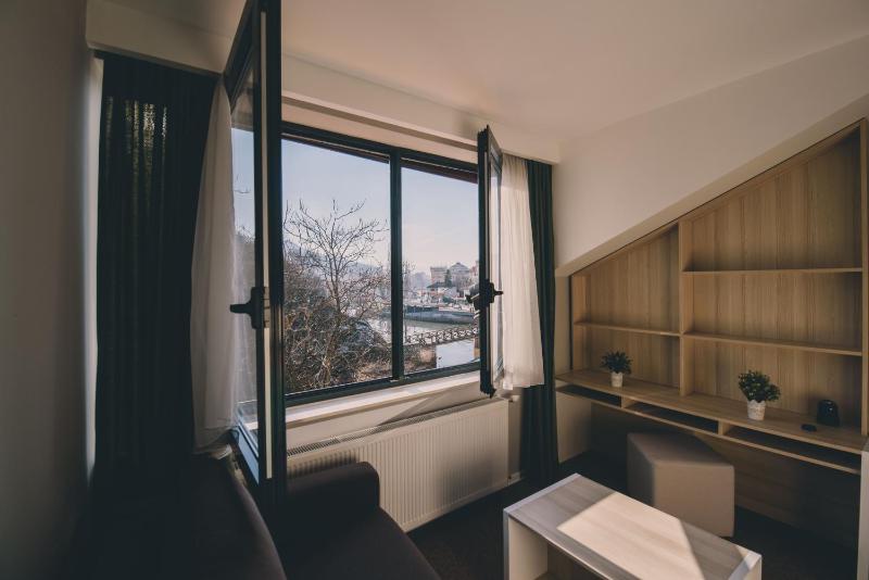 Quadruple Room with River View image 4