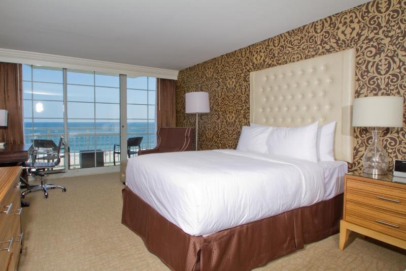 One-Bedroom Suite with Ocean View image 3