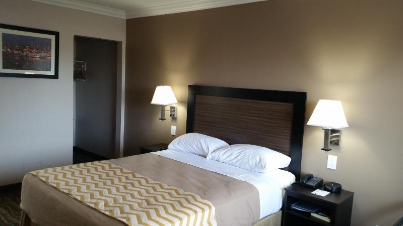 Queen Room - Non-Smoking image 2