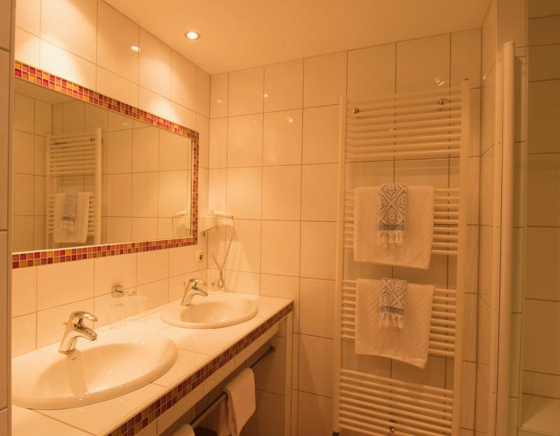 Double Room with Balcony image 2