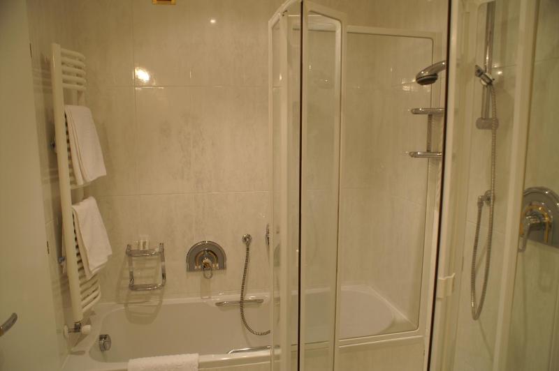 Superior Junior Suite with Balcony image 3